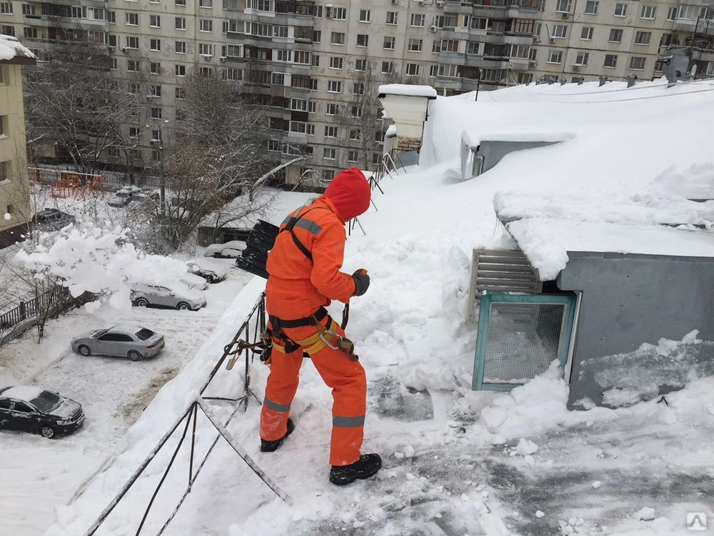 Благоустройство территории Убираем снег с крыши